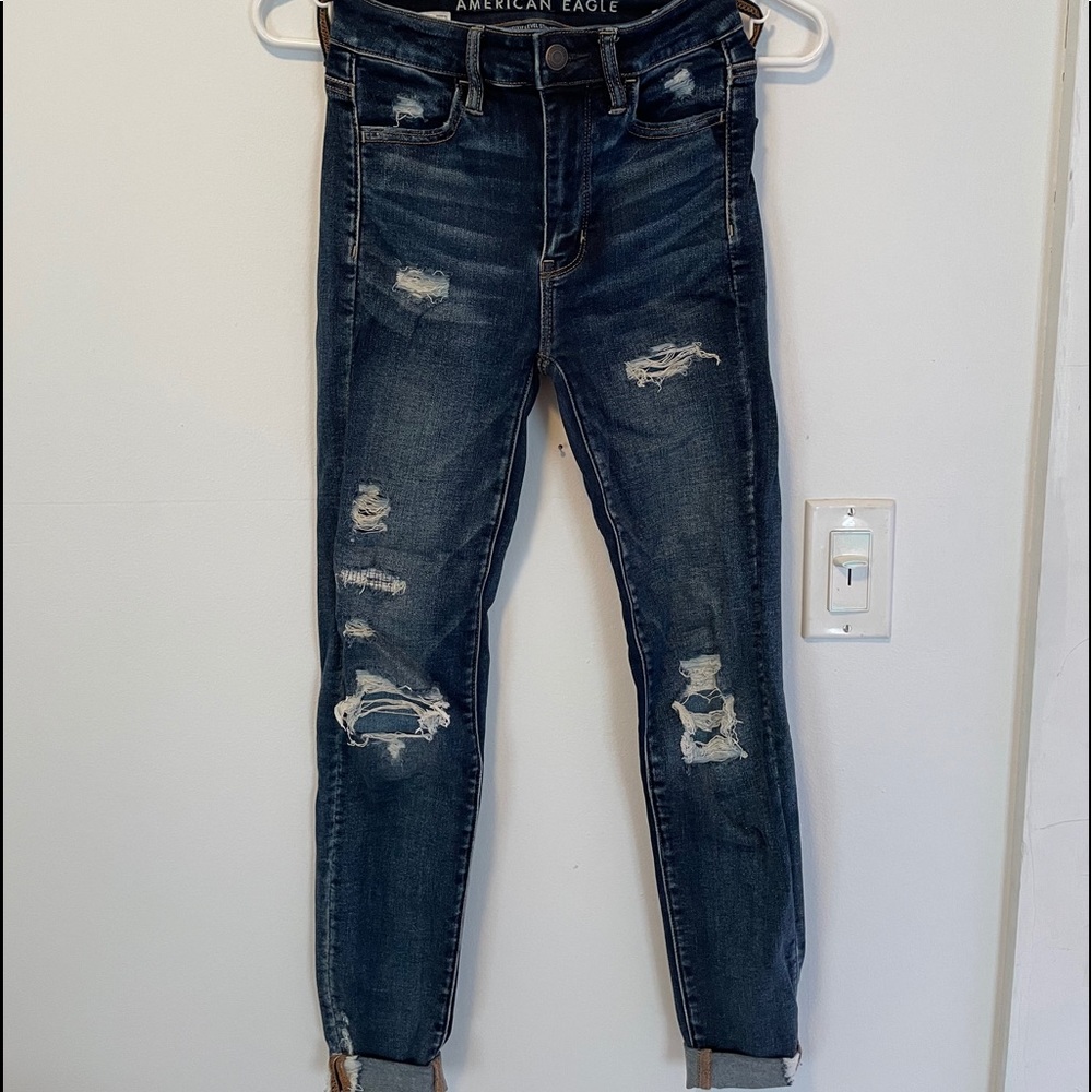 Dark blue skinny jeans.
